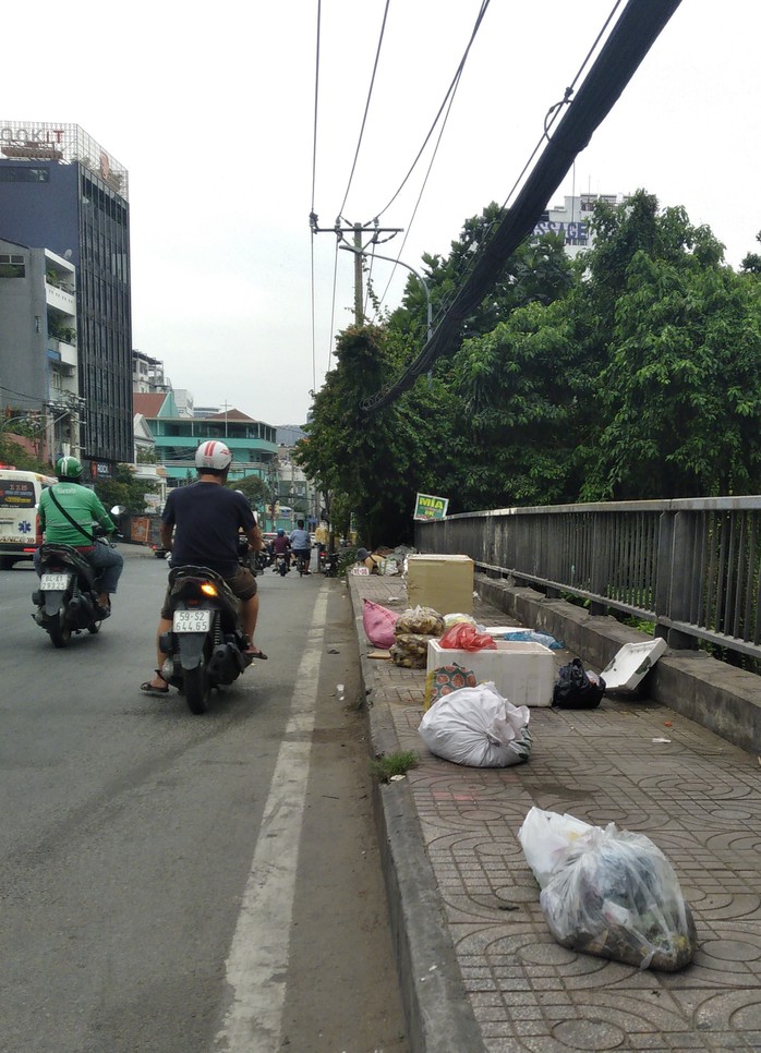Cầu thành bãi rác- Ảnh 1. Cầu thành bãi rác- Ảnh 1.