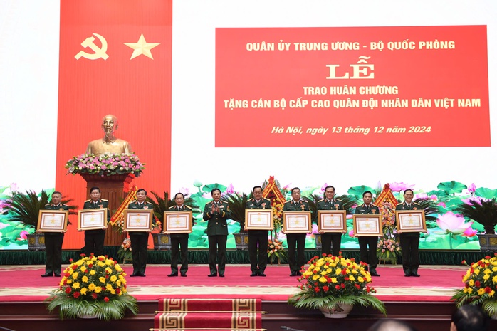 34 tướng lĩnh quân đội nhận huân chương cao quý- Ảnh 2. 34 tướng lĩnh quân đội nhận huân chương cao quý- Ảnh 2.