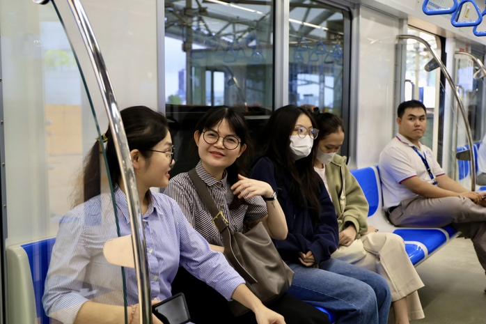 Nhiều bạn trẻ thích thú trải nghiệm đi tàu điện ngầm metro số 1.Ảnh: NGỌC QUÝ Nhiều bạn trẻ thích thú trải nghiệm đi tàu điện ngầm metro số 1.Ảnh: NGỌC QUÝ