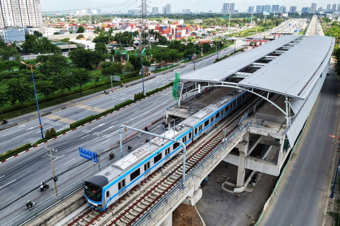 Tàu metro số 1 (Bến Thành - Suối Tiên) chạy thử trước khi chính thức vận hành vào ngày 22-12Ảnh: HOÀNG TRIỀU Tàu metro số 1 (Bến Thành - Suối Tiên) chạy thử trước khi chính thức vận hành vào ngày 22-12Ảnh: HOÀNG TRIỀU