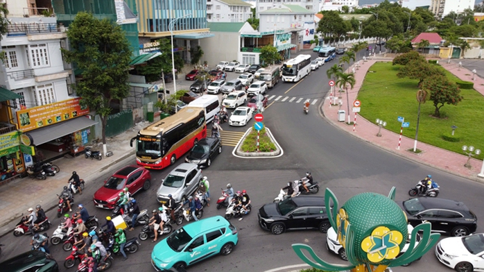 Thành phố Nha Trang thường xuyên xảy ra ách tắc giao thông vì lượng phương tiện tăng cao Thành phố Nha Trang thường xuyên xảy ra ách tắc giao thông vì lượng phương tiện tăng cao