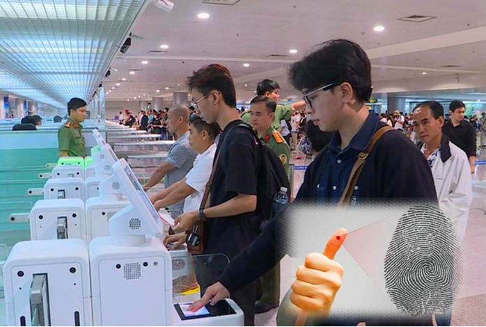 Thu thập ảnh chân dung, vân tay công dân làm thủ tục xuất - nhập cảnh- Ảnh 1. Thu thập ảnh chân dung, vân tay công dân làm thủ tục xuất - nhập cảnh- Ảnh 1.