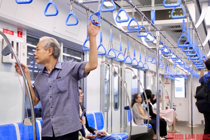 Người dân TP HCM háo hức đi metro số 1- Ảnh 5. Người dân TP HCM háo hức đi metro số 1- Ảnh 5.