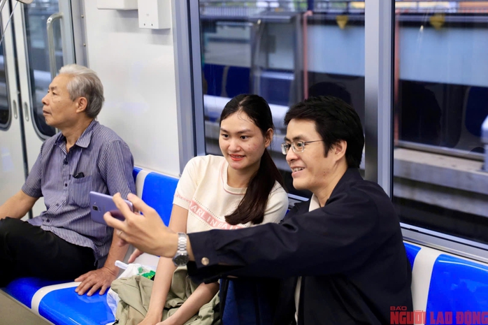 Người dân TP HCM háo hức đi metro số 1- Ảnh 7. Người dân TP HCM háo hức đi metro số 1- Ảnh 7.
