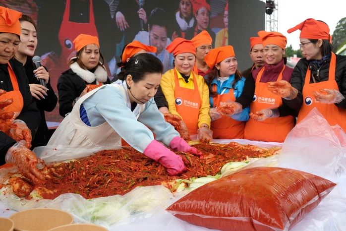 200 người cùng làm kim chi Hàn Quốc tại Đà Lạt- Ảnh 2. 200 người cùng làm kim chi Hàn Quốc tại Đà Lạt- Ảnh 2.