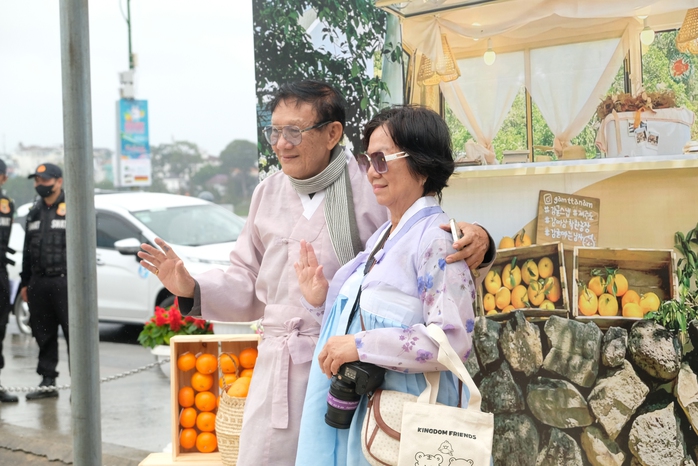 200 người cùng làm kim chi Hàn Quốc tại Đà Lạt- Ảnh 4. 200 người cùng làm kim chi Hàn Quốc tại Đà Lạt- Ảnh 4.