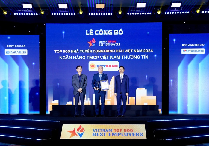 Ông Nguyễn Nhất Tuấn - Giám đốc vùng Hà Nội - đại diện Vietbank nhận giải thưởng Top 500 nhà tuyển dụng hàng đầu Việt Nam 2024 Ông Nguyễn Nhất Tuấn - Giám đốc vùng Hà Nội - đại diện Vietbank nhận giải thưởng Top 500 nhà tuyển dụng hàng đầu Việt Nam 2024