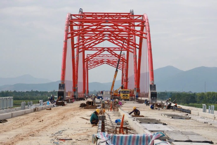 Cầu vòm thép đầu tiên ở Quảng Ngãi khẩn trương về đích- Ảnh 2. Cầu vòm thép đầu tiên ở Quảng Ngãi khẩn trương về đích- Ảnh 2.