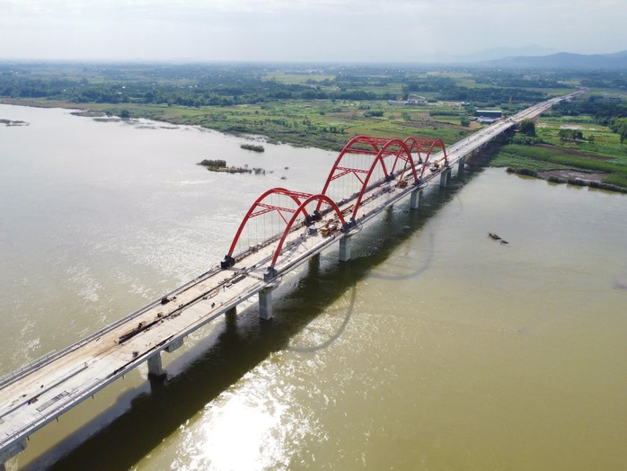 Cầu vòm thép đầu tiên ở Quảng Ngãi khẩn trương về đích- Ảnh 1. Cầu vòm thép đầu tiên ở Quảng Ngãi khẩn trương về đích- Ảnh 1.