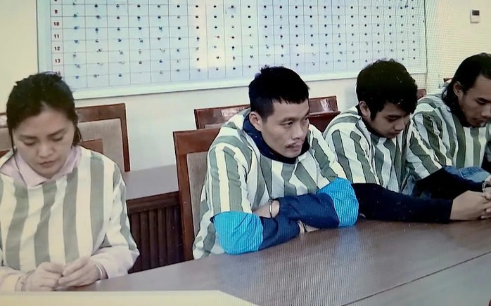 Người phụ nữ thuê 3 nam giới tạt sơn, ném chất bẩn vào nhà dân- Ảnh 1. Người phụ nữ thuê 3 nam giới tạt sơn, ném chất bẩn vào nhà dân- Ảnh 1.