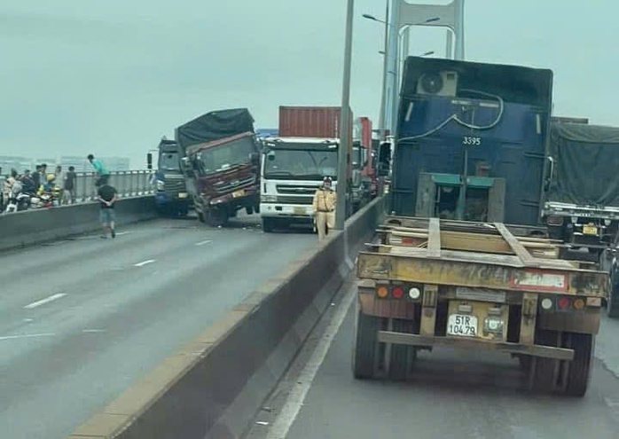 Tai nạn liên hoàn tại cầu Phú Mỹ, TP HCM- Ảnh 1. Tai nạn liên hoàn tại cầu Phú Mỹ, TP HCM- Ảnh 1.