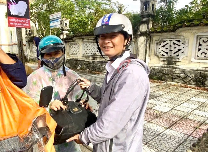 Công nhân Điện lực Đà Nẵng trả lại tài sản cho người dân- Ảnh 1. Công nhân Điện lực Đà Nẵng trả lại tài sản cho người dân- Ảnh 1.