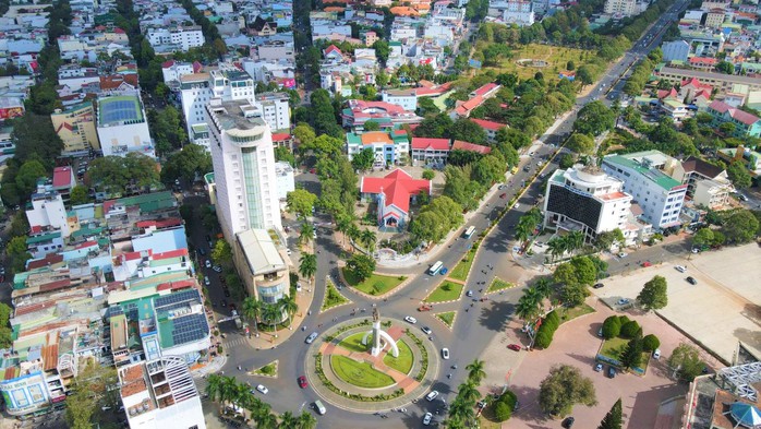 Để Buôn Ma Thuột xứng tầm: Nhiều điểm nghẽn cần tháo gỡ- Ảnh 2. Để Buôn Ma Thuột xứng tầm: Nhiều điểm nghẽn cần tháo gỡ- Ảnh 2.
