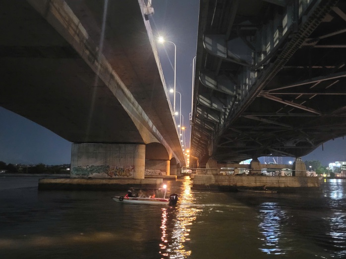 Đã tìm thấy ô tô 4 chỗ tông gãy lan can cầu Đồng Nai, lao xuống sông- Ảnh 5. Đã tìm thấy ô tô 4 chỗ tông gãy lan can cầu Đồng Nai, lao xuống sông- Ảnh 5.