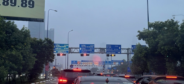 Trời mịt mù, mưa dai dẳng nhiều nơi ở TP HCM từ sáng sớm nay- Ảnh 1. Trời mịt mù, mưa dai dẳng nhiều nơi ở TP HCM từ sáng sớm nay- Ảnh 1.