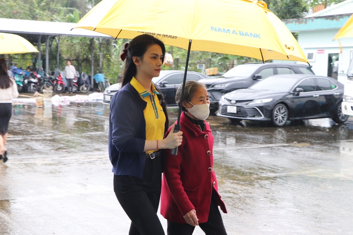 Bác sĩ đầu ngành Bệnh viện Chợ Rẫy khám bệnh miễn phí cho người dân Quảng Nam- Ảnh 14. Bác sĩ đầu ngành Bệnh viện Chợ Rẫy khám bệnh miễn phí cho người dân Quảng Nam- Ảnh 14.