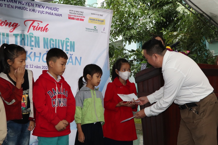 Bác sĩ đầu ngành Bệnh viện Chợ Rẫy khám bệnh miễn phí cho người dân Quảng Nam- Ảnh 5. Bác sĩ đầu ngành Bệnh viện Chợ Rẫy khám bệnh miễn phí cho người dân Quảng Nam- Ảnh 5.