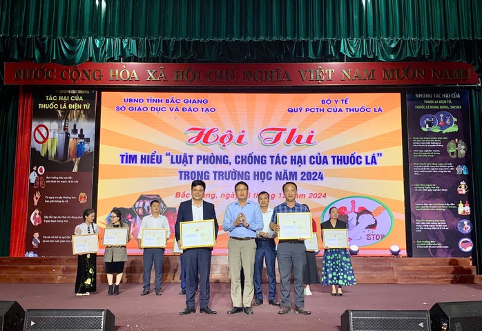 Học sinh thi tìm hiểu Luật Phòng, chống tác hại thuốc lá- Ảnh 1. Học sinh thi tìm hiểu Luật Phòng, chống tác hại thuốc lá- Ảnh 1.