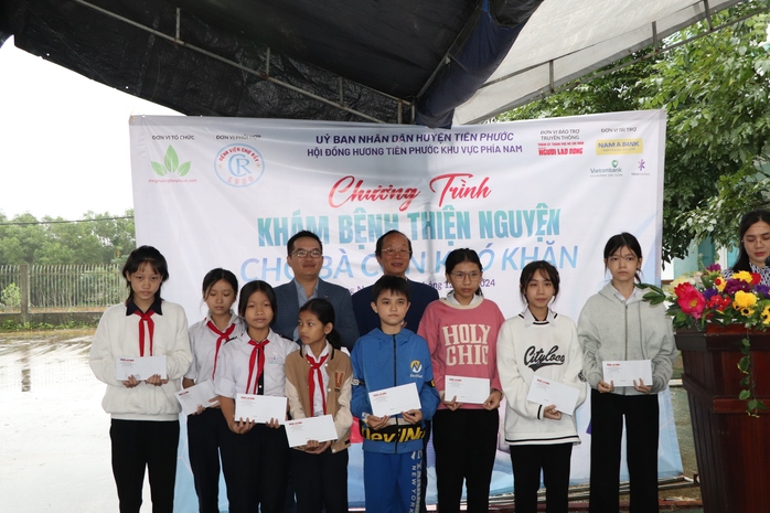 Bác sĩ đầu ngành Bệnh viện Chợ Rẫy khám bệnh miễn phí cho người dân Quảng Nam- Ảnh 6. Bác sĩ đầu ngành Bệnh viện Chợ Rẫy khám bệnh miễn phí cho người dân Quảng Nam- Ảnh 6.
