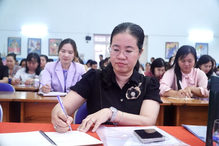 Hơn 100 cán bộ giáo dục tham dự bồi dưỡng “Kỹ năng ứng xử với báo chí-truyền thông”- Ảnh 3. Hơn 100 cán bộ giáo dục tham dự bồi dưỡng “Kỹ năng ứng xử với báo chí-truyền thông”- Ảnh 3.