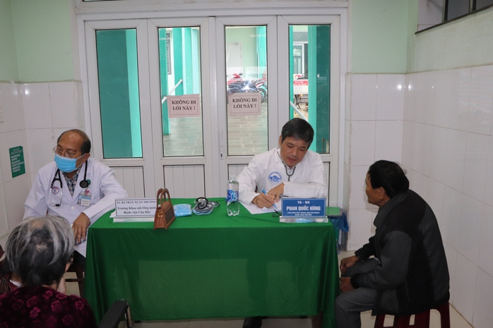 Bác sĩ đầu ngành Bệnh viện Chợ Rẫy khám bệnh miễn phí cho người dân Quảng Nam- Ảnh 12. Bác sĩ đầu ngành Bệnh viện Chợ Rẫy khám bệnh miễn phí cho người dân Quảng Nam- Ảnh 12.