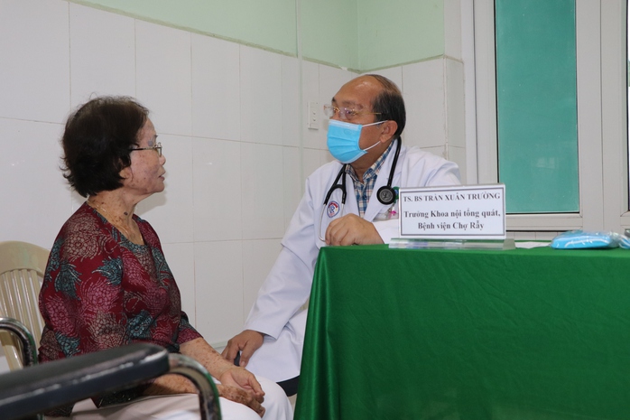Bác sĩ đầu ngành Bệnh viện Chợ Rẫy khám bệnh miễn phí cho người dân Quảng Nam- Ảnh 27. Bác sĩ đầu ngành Bệnh viện Chợ Rẫy khám bệnh miễn phí cho người dân Quảng Nam- Ảnh 27.