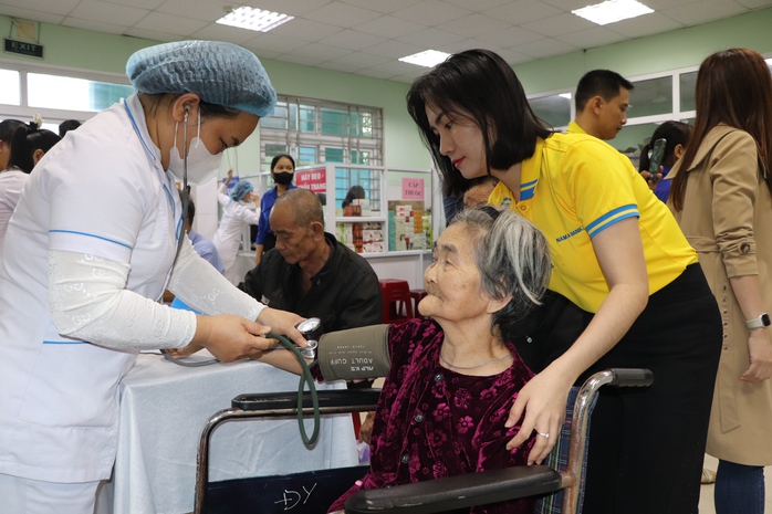 Bác sĩ đầu ngành Bệnh viện Chợ Rẫy khám bệnh miễn phí cho người dân Quảng Nam- Ảnh 22. Bác sĩ đầu ngành Bệnh viện Chợ Rẫy khám bệnh miễn phí cho người dân Quảng Nam- Ảnh 22.
