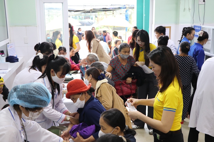Bác sĩ đầu ngành Bệnh viện Chợ Rẫy khám bệnh miễn phí cho người dân Quảng Nam- Ảnh 21. Bác sĩ đầu ngành Bệnh viện Chợ Rẫy khám bệnh miễn phí cho người dân Quảng Nam- Ảnh 21.