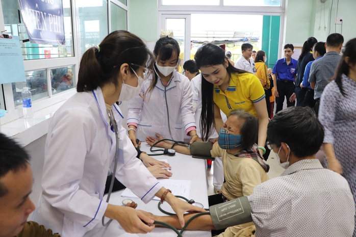 Bác sĩ đầu ngành Bệnh viện Chợ Rẫy khám bệnh miễn phí cho người dân Quảng Nam- Ảnh 19. Bác sĩ đầu ngành Bệnh viện Chợ Rẫy khám bệnh miễn phí cho người dân Quảng Nam- Ảnh 19.