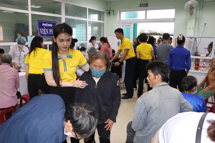 Bác sĩ đầu ngành Bệnh viện Chợ Rẫy khám bệnh miễn phí cho người dân Quảng Nam- Ảnh 20. Bác sĩ đầu ngành Bệnh viện Chợ Rẫy khám bệnh miễn phí cho người dân Quảng Nam- Ảnh 20.