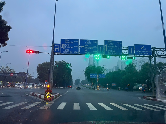 Trời mịt mù, mưa dai dẳng nhiều nơi ở TP HCM từ sáng sớm nay- Ảnh 2. Trời mịt mù, mưa dai dẳng nhiều nơi ở TP HCM từ sáng sớm nay- Ảnh 2.