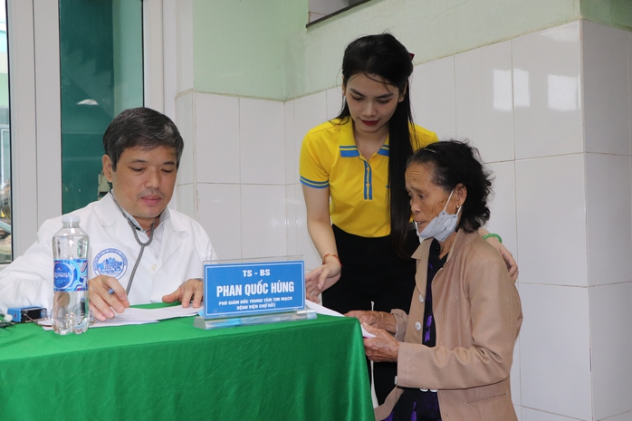Bác sĩ đầu ngành Bệnh viện Chợ Rẫy khám bệnh miễn phí cho người dân Quảng Nam- Ảnh 11. Bác sĩ đầu ngành Bệnh viện Chợ Rẫy khám bệnh miễn phí cho người dân Quảng Nam- Ảnh 11.