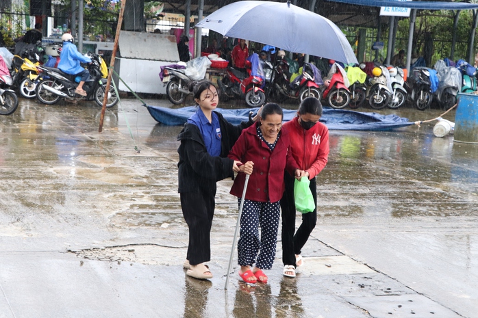 Bác sĩ đầu ngành Bệnh viện Chợ Rẫy khám bệnh miễn phí cho người dân Quảng Nam- Ảnh 15. Bác sĩ đầu ngành Bệnh viện Chợ Rẫy khám bệnh miễn phí cho người dân Quảng Nam- Ảnh 15.