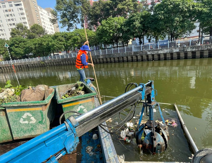 TP HCM lên phương án vớt rác 18 tuyến giao thông thủy- Ảnh 1. TP HCM lên phương án vớt rác 18 tuyến giao thông thủy- Ảnh 1.