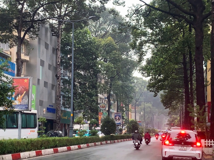 Trời mịt mù, mưa dai dẳng nhiều nơi ở TP HCM từ sáng sớm nay- Ảnh 4. Trời mịt mù, mưa dai dẳng nhiều nơi ở TP HCM từ sáng sớm nay- Ảnh 4.