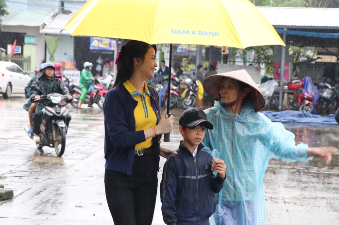Bác sĩ đầu ngành Bệnh viện Chợ Rẫy khám bệnh miễn phí cho người dân Quảng Nam- Ảnh 13. Bác sĩ đầu ngành Bệnh viện Chợ Rẫy khám bệnh miễn phí cho người dân Quảng Nam- Ảnh 13.