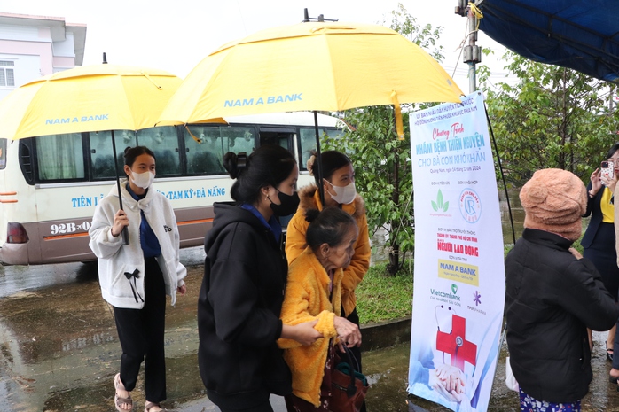 Bác sĩ đầu ngành Bệnh viện Chợ Rẫy khám bệnh miễn phí cho người dân Quảng Nam- Ảnh 1. Bác sĩ đầu ngành Bệnh viện Chợ Rẫy khám bệnh miễn phí cho người dân Quảng Nam- Ảnh 1.