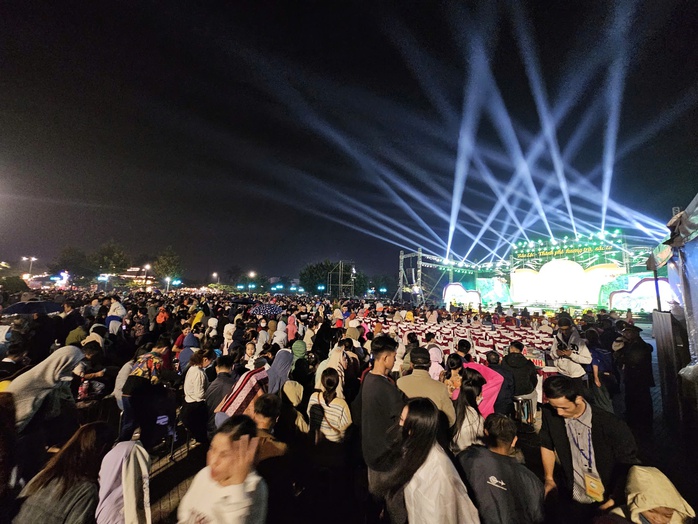 Hàng ngàn người Bảo Lộc đội mưa xem đêm nghệ thuật Hương trà - Sắc tơ- Ảnh 1. Hàng ngàn người Bảo Lộc đội mưa xem đêm nghệ thuật Hương trà - Sắc tơ- Ảnh 1.