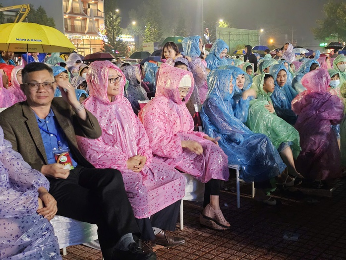 Hàng ngàn người Bảo Lộc đội mưa xem đêm nghệ thuật Hương trà - Sắc tơ- Ảnh 3. Hàng ngàn người Bảo Lộc đội mưa xem đêm nghệ thuật Hương trà - Sắc tơ- Ảnh 3.