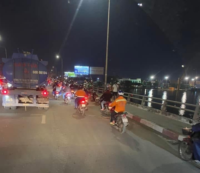 Đã tìm thấy ô tô 4 chỗ tông gãy lan can cầu Đồng Nai, lao xuống sông- Ảnh 3. Đã tìm thấy ô tô 4 chỗ tông gãy lan can cầu Đồng Nai, lao xuống sông- Ảnh 3.