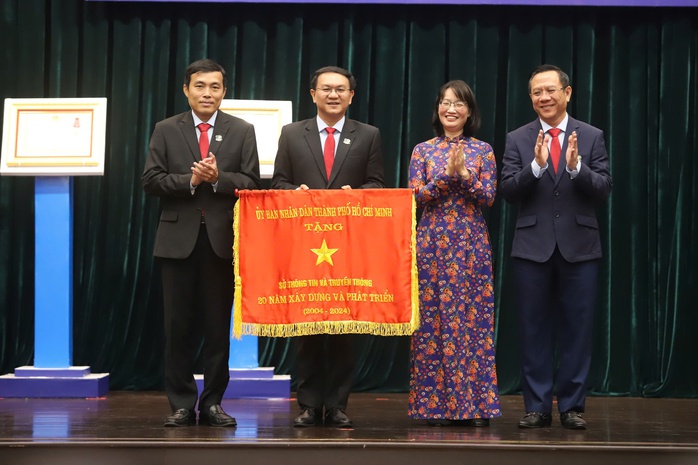 Sở Thông tin và Truyền thông TP HCM đón nhận Huân chương Lao động hạng Nhì- Ảnh 5. Sở Thông tin và Truyền thông TP HCM đón nhận Huân chương Lao động hạng Nhì- Ảnh 5.