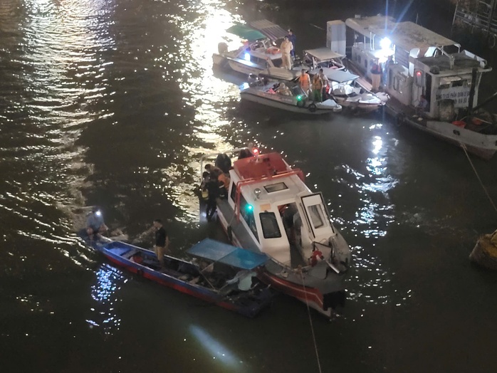 Đã tìm thấy ô tô 4 chỗ tông gãy lan can cầu Đồng Nai, lao xuống sông- Ảnh 1. Đã tìm thấy ô tô 4 chỗ tông gãy lan can cầu Đồng Nai, lao xuống sông- Ảnh 1.