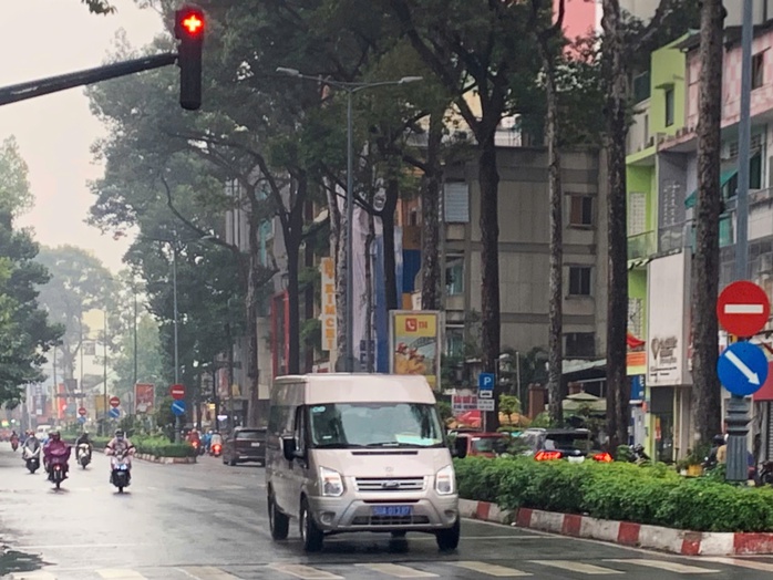 Trời mịt mù, mưa dai dẳng nhiều nơi ở TP HCM từ sáng sớm nay- Ảnh 3. Trời mịt mù, mưa dai dẳng nhiều nơi ở TP HCM từ sáng sớm nay- Ảnh 3.