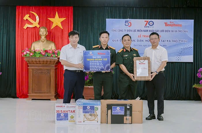 Tổng Công ty Điện lực miền Nam tặng quà quân và dân xã Thổ Châu- Ảnh 1. Tổng Công ty Điện lực miền Nam tặng quà quân và dân xã Thổ Châu- Ảnh 1.