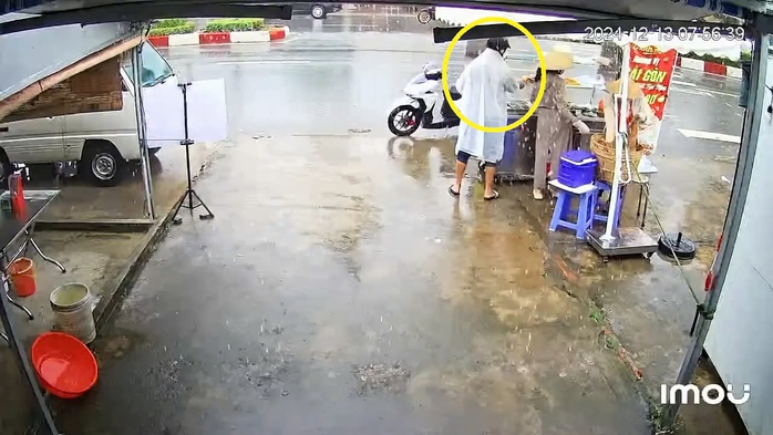 CLIP: Gã đàn ông mặc áo mưa “phù phép” tại xe bánh mì - Ảnh 1. CLIP: Gã đàn ông mặc áo mưa “phù phép” tại xe bánh mì - Ảnh 1.