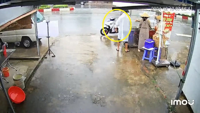 CLIP: Gã đàn ông mặc áo mưa “phù phép” tại xe bánh mì - Ảnh 2. CLIP: Gã đàn ông mặc áo mưa “phù phép” tại xe bánh mì - Ảnh 2.