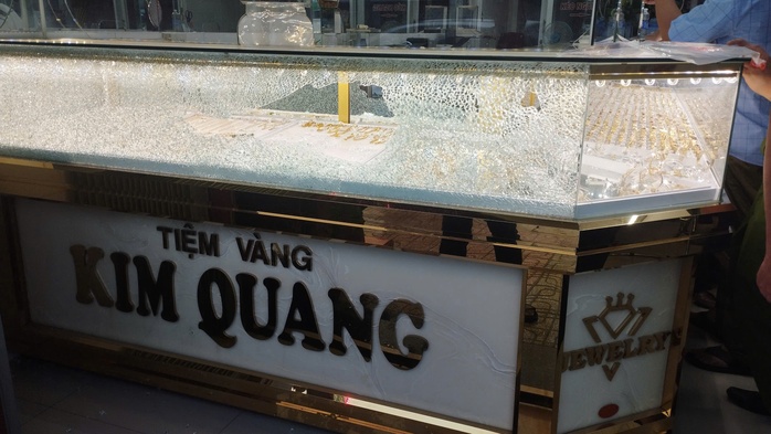 Kẻ cướp liều lĩnh xông vào tiệm vàng ở Tiền Giang- Ảnh 1. Kẻ cướp liều lĩnh xông vào tiệm vàng ở Tiền Giang- Ảnh 1.