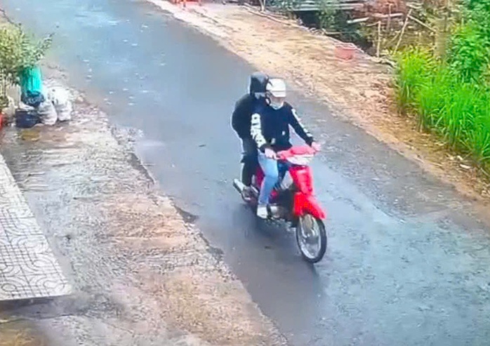 Kẻ cướp liều lĩnh xông vào tiệm vàng ở Tiền Giang- Ảnh 2. Kẻ cướp liều lĩnh xông vào tiệm vàng ở Tiền Giang- Ảnh 2.