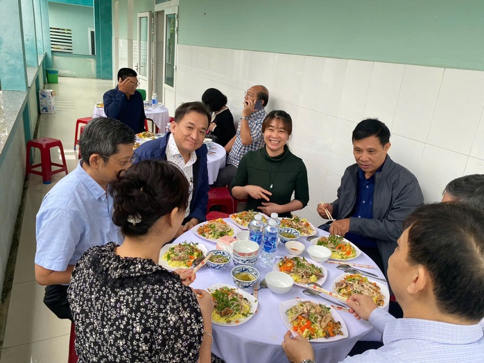 Bác sĩ đầu ngành Bệnh viện Chợ Rẫy khám bệnh miễn phí cho người dân Quảng Nam- Ảnh 35. Bác sĩ đầu ngành Bệnh viện Chợ Rẫy khám bệnh miễn phí cho người dân Quảng Nam- Ảnh 35.