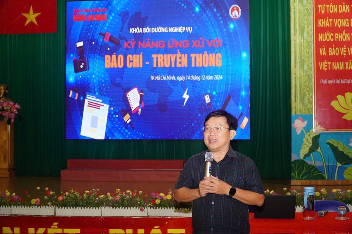 Hơn 100 cán bộ giáo dục tham dự bồi dưỡng “Kỹ năng ứng xử với báo chí-truyền thông”- Ảnh 4. Hơn 100 cán bộ giáo dục tham dự bồi dưỡng “Kỹ năng ứng xử với báo chí-truyền thông”- Ảnh 4.